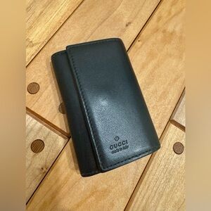 Gucci Black Leather 6-Ring Key Case with Blooms Floral Interior